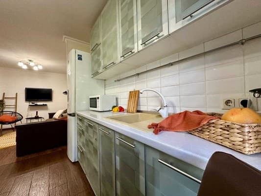 2-ком. ул. Дивногорская 13 (возле ресторана Вилла Олива) 3