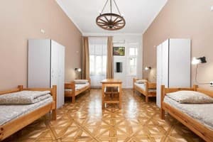 Хостел Cossacks Hostel. Место в общем 4-местном номере  1