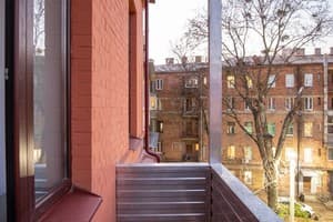 Отель Four Rooms City. Улучшенный двухместный с 2 кроватями, балконом и видом во двор 3