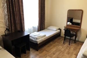 Хостел Fox Hostel. Место в женском трехместном номере  1