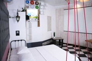 Мини-отель Mamba Hotel. №2 Семейный номер с кинотеатром и качелью – в укрытии 2