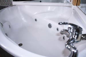 Мини-отель Mamba Hotel. №4 Романтический номер с джакузи – в укрытии 7