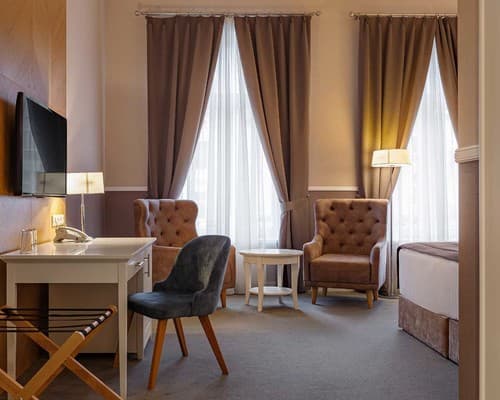 Modern Art Hotel - Maestro 12