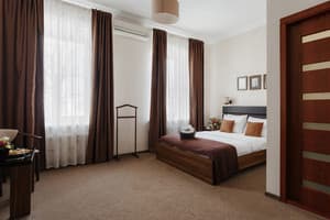 No Name Hotel 6