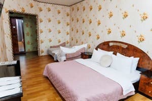 Яскраві квіти. Alex Apartments. Безконтактне заселення 24/7 1