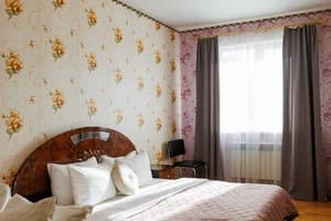 Яскраві квіти. Alex Apartments. Безконтактне заселення 24/7 8