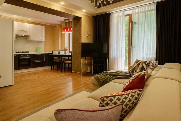 двухкомнатная возле Запорожской площади 5