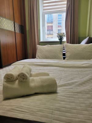 в центре, возле Медицинского университета 12